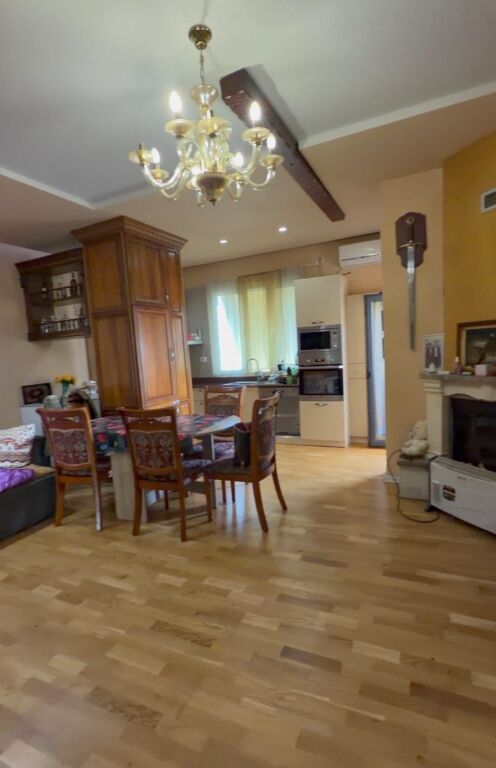 Shitet apartament 2+1+2 tek Kodra e Priftit , prane Unazes se Madhe , Kinostudio , Porcelan , Shkoze , Fresku .