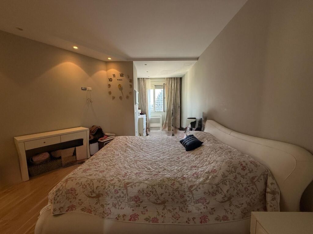 Shitet apartament 3+1+2+verande+garazhd tek Kodra e Diellit , prane Fondacionit Eleonor .
