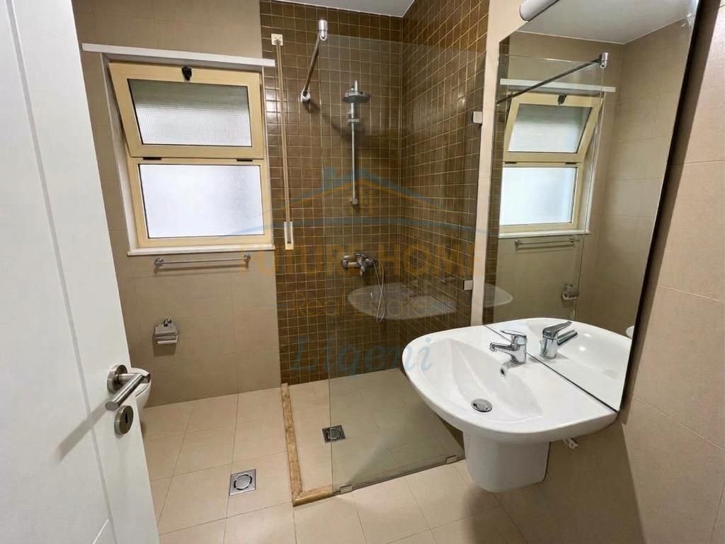 Appartamento 2+1+2+Veranda in vendita al Kristal Center, Tirana