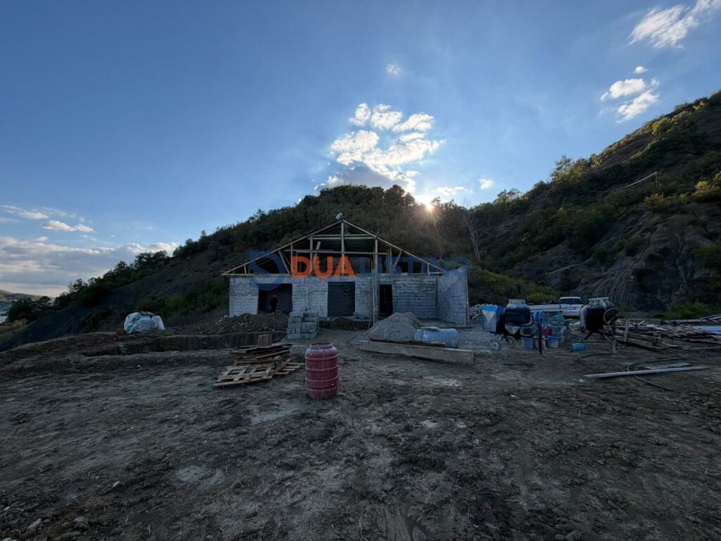 VILË ME PISHINË NË SHITJE!  📍 PEZË – SHESH