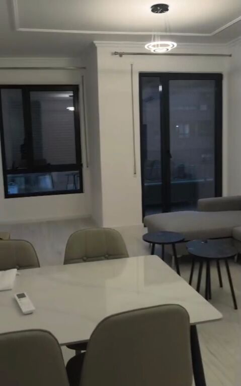Jepet apartament 2+1+2+Post Parkimi me qira tek Rruga 5 Maji .