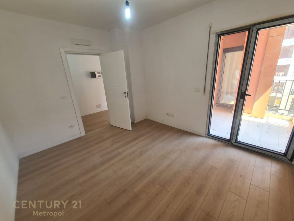 APARTAMENT 2+1 TEK SHKOLLA E KUQE
