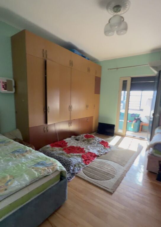Shitet apartament 2+1+2 tek Kodra e Priftit , prane Unazes se Madhe , Kinostudio , Porcelan , Shkoze , Fresku .