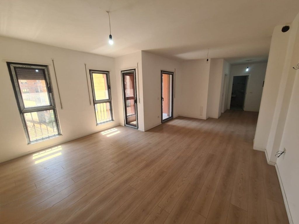 APARTAMENT 2+1 TEK SHKOLLA E KUQE! 249,000 €