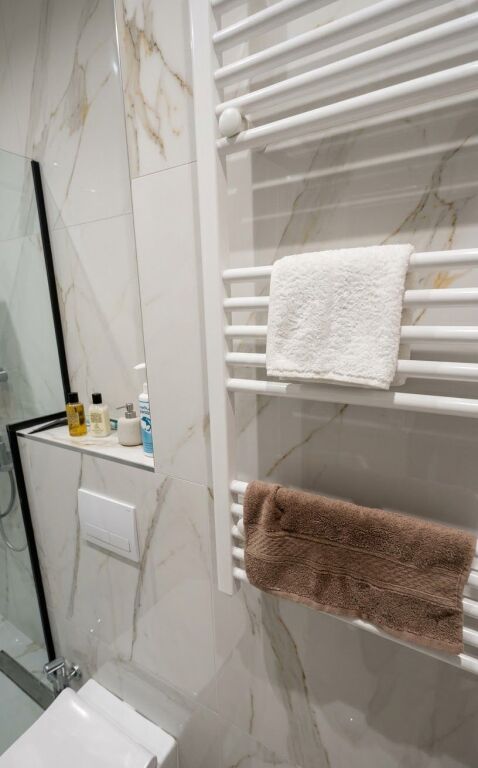 Jepet me Qira Apartament Luksoz 1+1 te Kodra e Diellit, Tiranë – 65 m² me Parkim