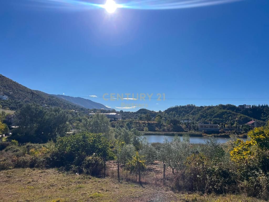 SHITET TOKË ME PAMJE PANORAMIKE NGA LIQENI – IDEALE PËR VILË LUKSOZE OSE AGROTURIZËM! 5 MIN LARG UNAZES SE MADHE