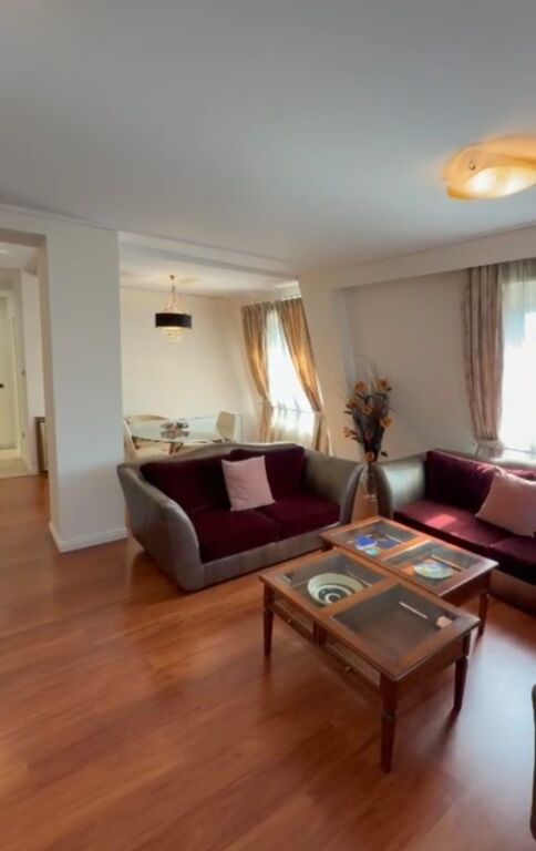 Jepet apartament 2+1+2+Kuzhine e Vecuar+Garazhd i mbyllur me qira tek Juridiku , ish Blloku , Sheshi Willson , Garda , Liqeni Artificial .
