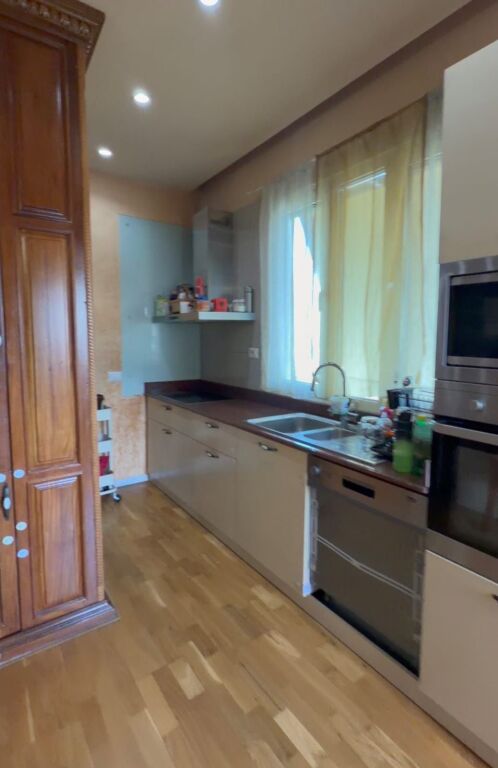 Shitet apartament 2+1+2 tek Kodra e Priftit , prane Unazes se Madhe , Kinostudio , Porcelan , Shkoze , Fresku .