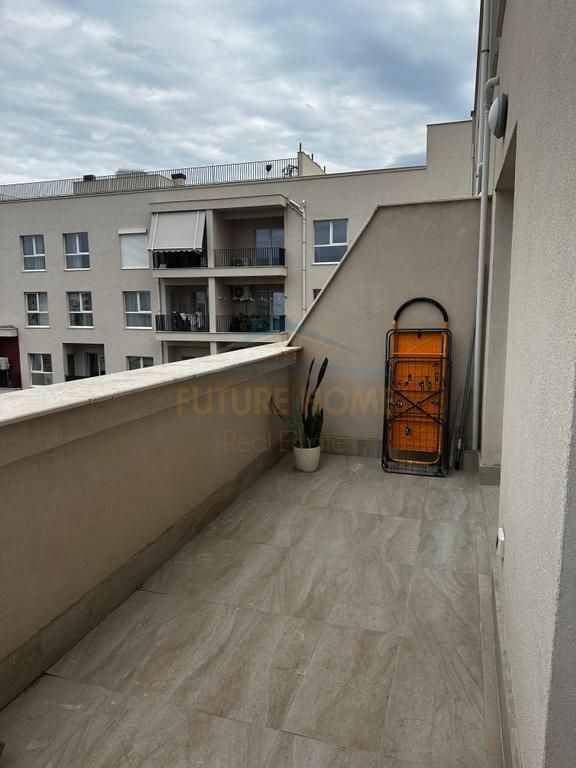 Disponojmë për qera apartament 1+1 tek Rruga Dritan Hoxha, në Kompleksin Aura.