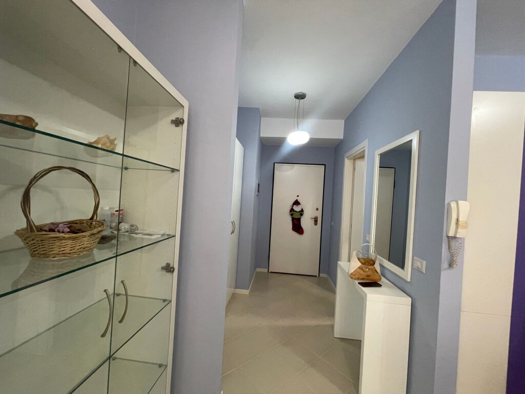 Qira,Apartament 1+1 tek Kristal Center 65.000 lekë