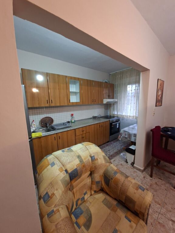 OCCASIONE! A 21-Dhjetori, appartamento arredato 1+1 in affitto. Prezzo 40.000 Lek