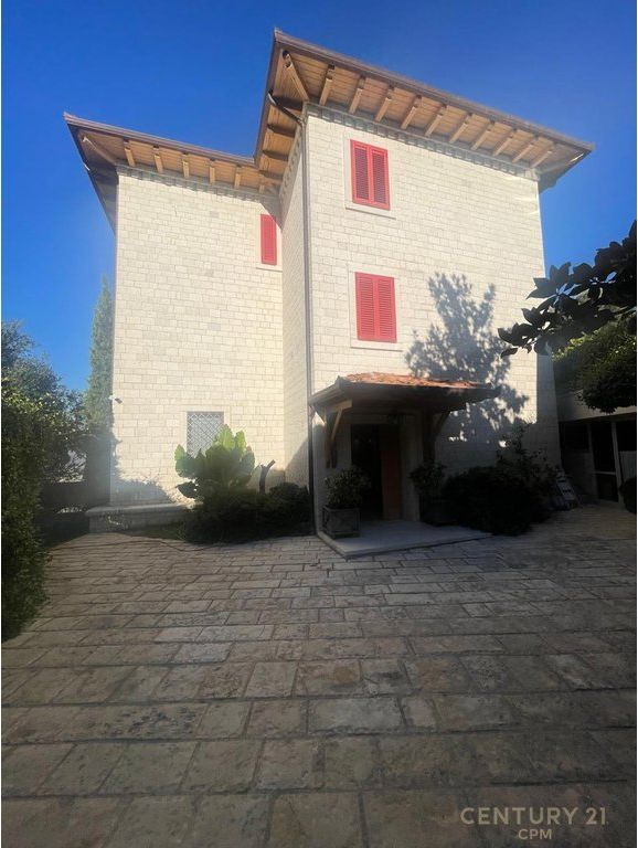 3-storey villa for rent with pool and superb view, Petrelë, Tirana - 3500€ | 421 m²