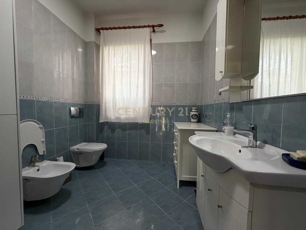 VILË PRANË LIQENIT TË FARKËS – LUKS, HAPËSIRË DHE PRIVATËSI!