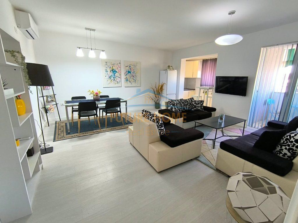 Affitto, Appartamento 2+1, Piazza Qender 720 €    65,000 Lekë