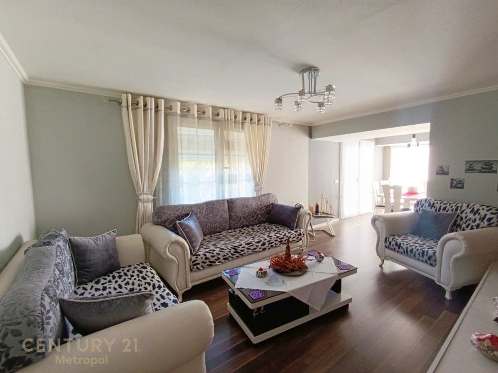 APARTAMENT 3+1+2 PRANE MATERNITETIT TE RI