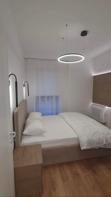 Jepet me Qira Apartament Luksoz 1+1 te Garden Building, Tiranë – Me Parkim