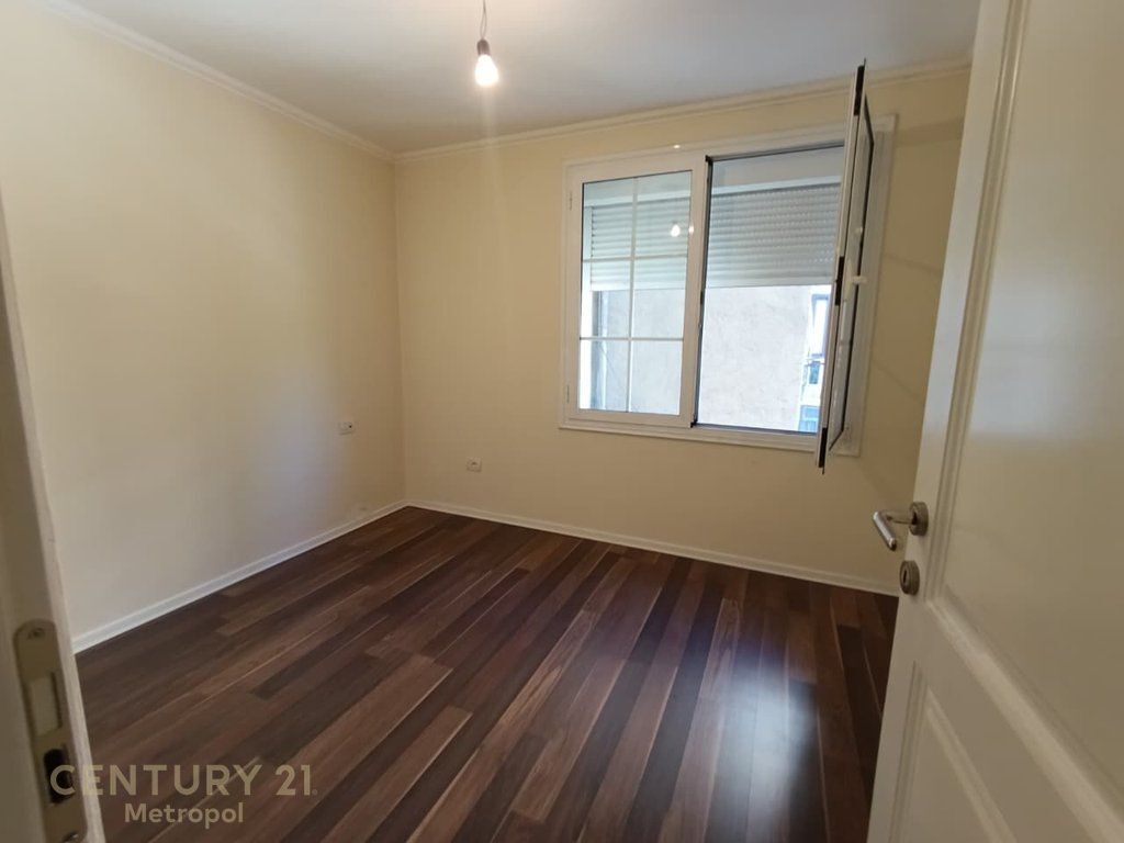 APARTAMENT 3+1+2 PRANE MATERNITETIT TE RI