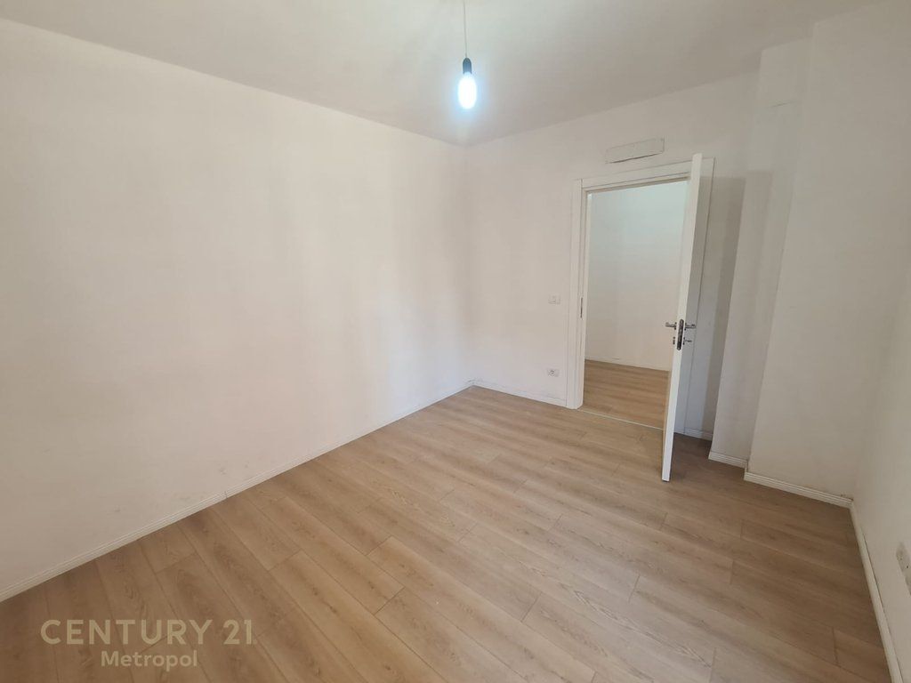 Shitet apartament 2+1 te Shkolla e Kuqe.