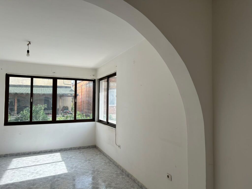 Rruga e Kavajes, jepet me qera apartament 2+1 bosh.