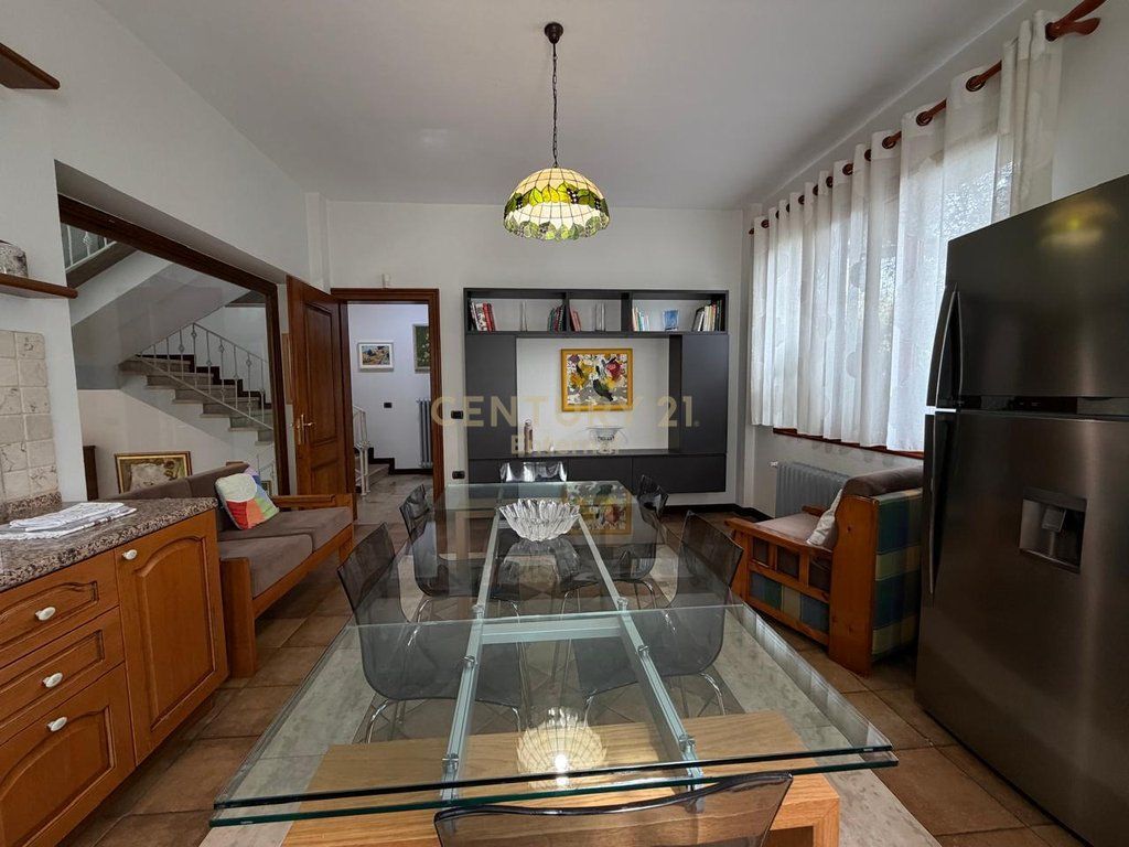 VILË PRANË LIQENIT TË FARKËS – LUKS, HAPËSIRË DHE PRIVATËSI!