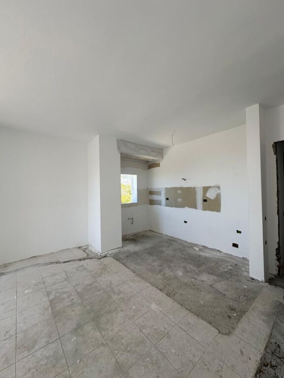 Shitet Apartament 2+1