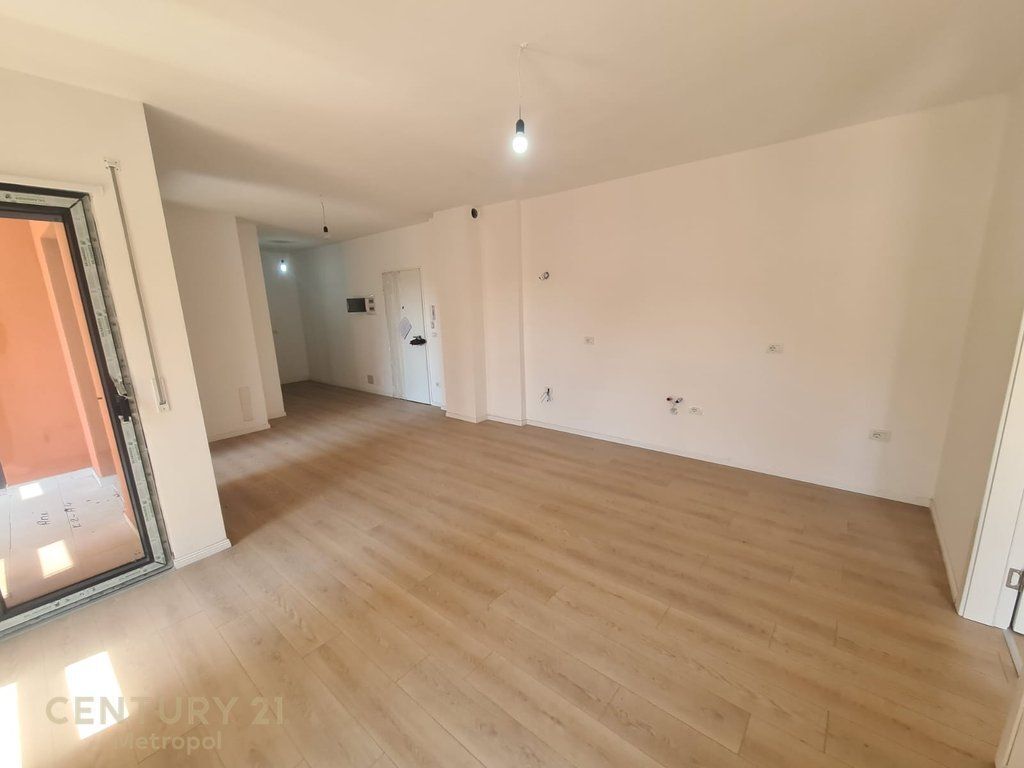 Shitet apartament 2+1 te Shkolla e Kuqe.