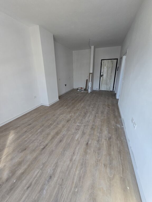 Shitet apartament 1+1 tek Rruga 5-Maji