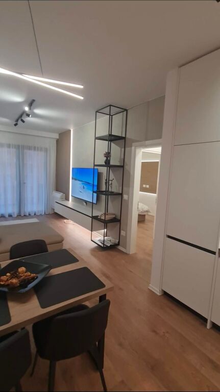 Jepet me Qira Apartament Luksoz 1+1 te Garden Building, Tiranë – Me Parkim