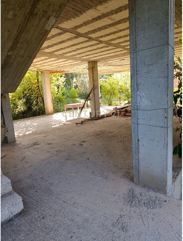 Shtëpi 3-katëshe me kopsht në Ibë, vetëm pak minuta nga Tirana!