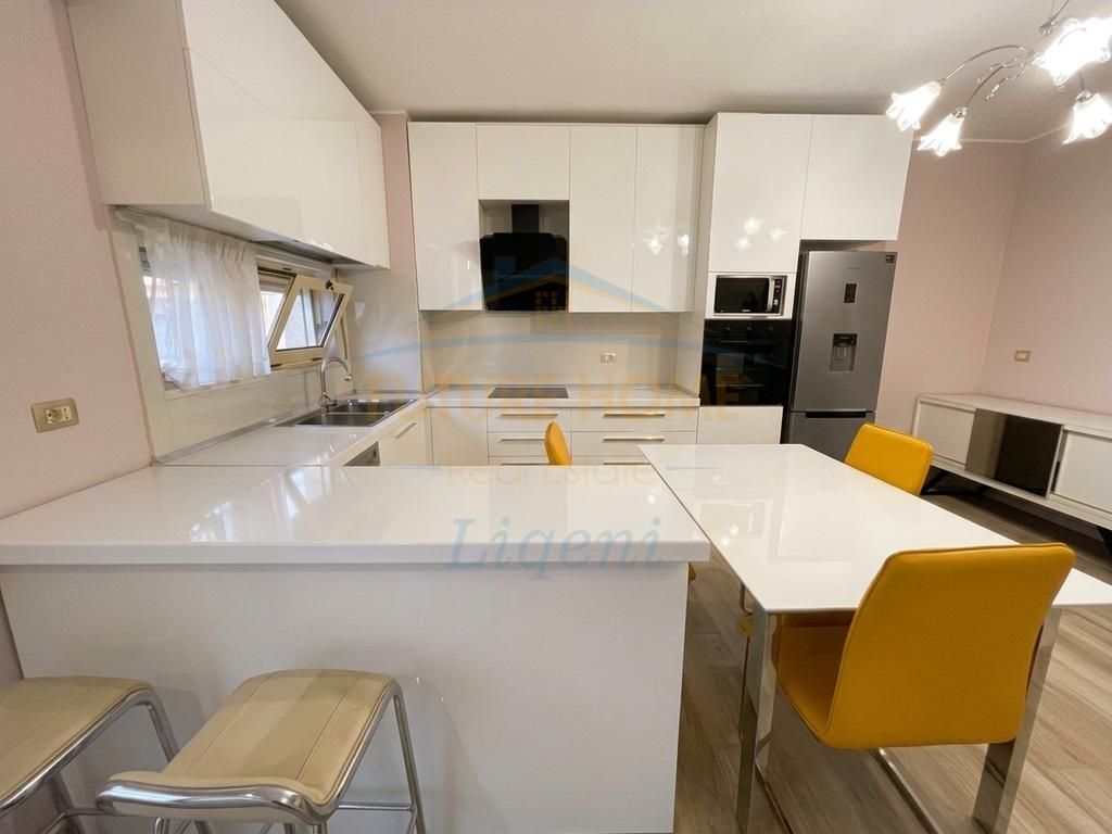Appartamento 2+1+2+Veranda in vendita al Kristal Center, Tirana