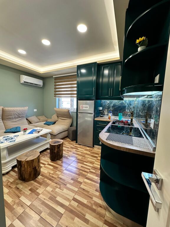 Shitet apartament 1+1 ne Korcë , përballë Pazarit, pas Teatrit .   