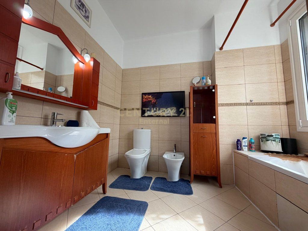 VILË PRANË LIQENIT TË FARKËS – LUKS, HAPËSIRË DHE PRIVATËSI!