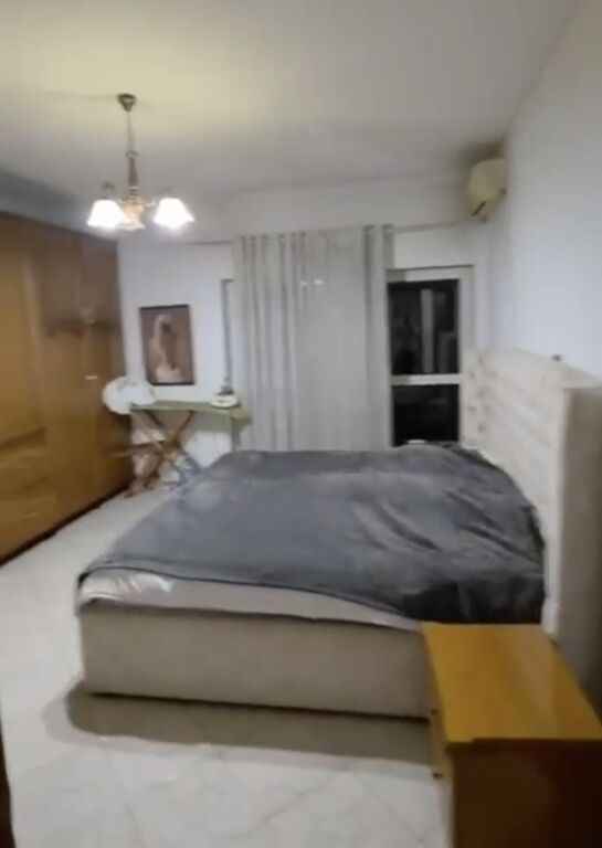 Shitet apartament 3+1+2 tek Komuna e Parisit , prane Esko Bar .   