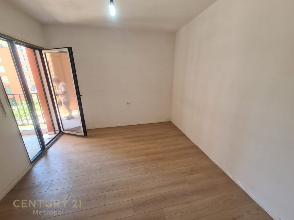 APARTAMENT 2+1 TEK SHKOLLA E KUQE!