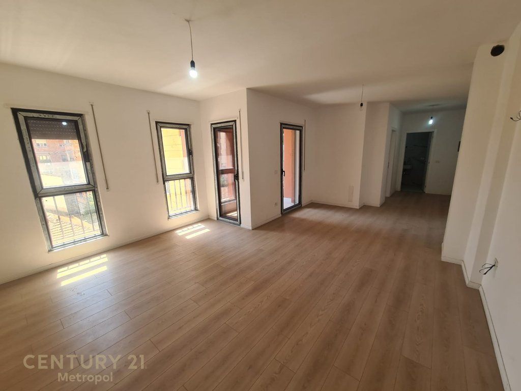 APARTAMENT 2+1 TEK SHKOLLA E KUQE!
