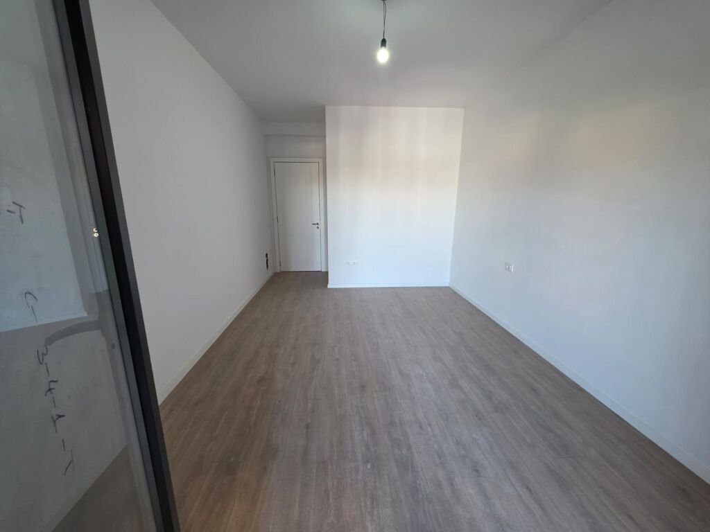shitet 1+1 ne kamez kati 3 pallati ri me certefikate pronesie 78 m2 bruto 67 m2 neto cmimi 72.000 euro.Shitet me leke cash me kredi
