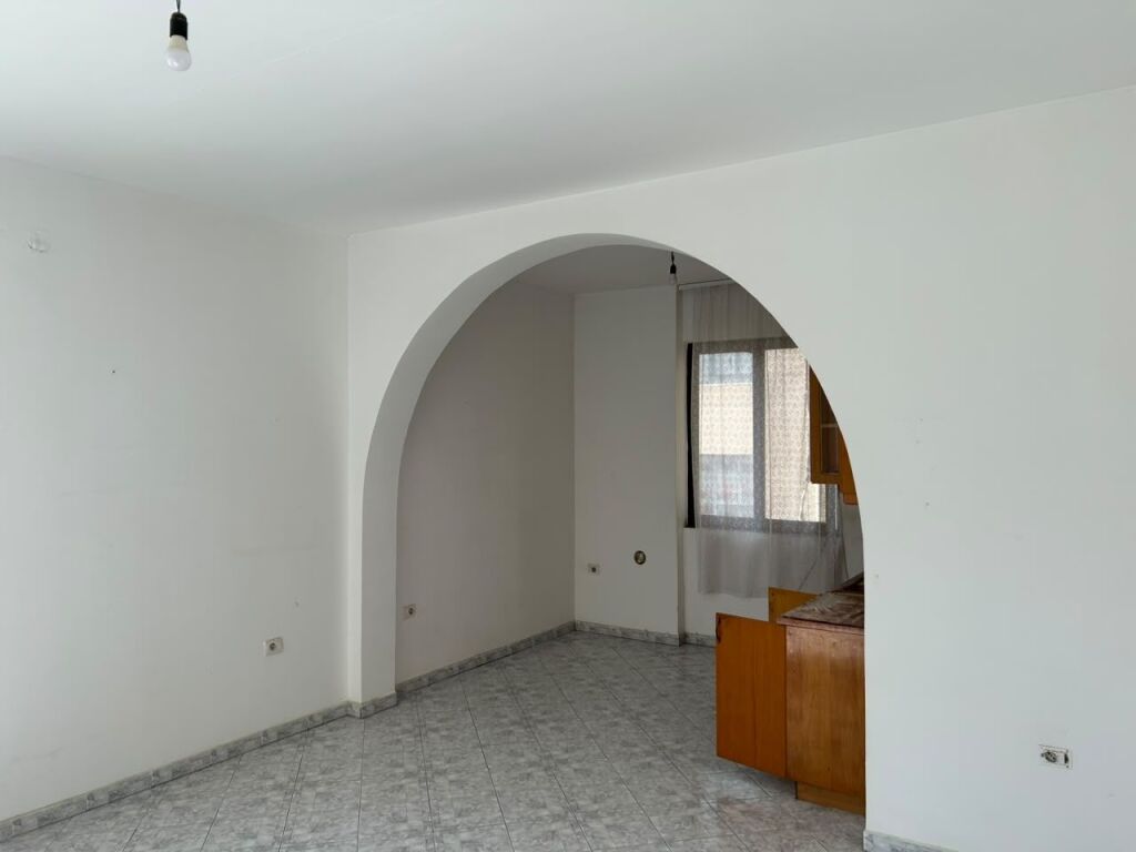 Rruga e Kavajes, jepet me qera apartament 2+1 bosh.