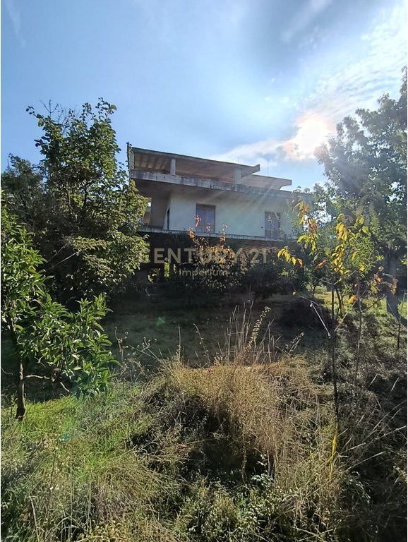 Shtëpi 3-katëshe me kopsht në Ibë, vetëm pak minuta nga Tirana!