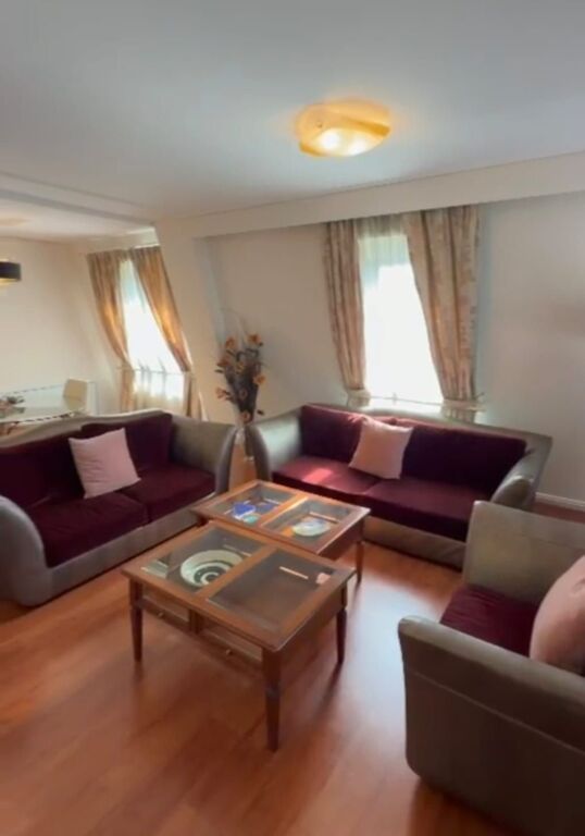 Jepet apartament 2+1+2+Kuzhine e Vecuar+Garazhd i mbyllur me qira tek Juridiku , ish Blloku , Sheshi Willson , Garda , Liqeni Artificial .
