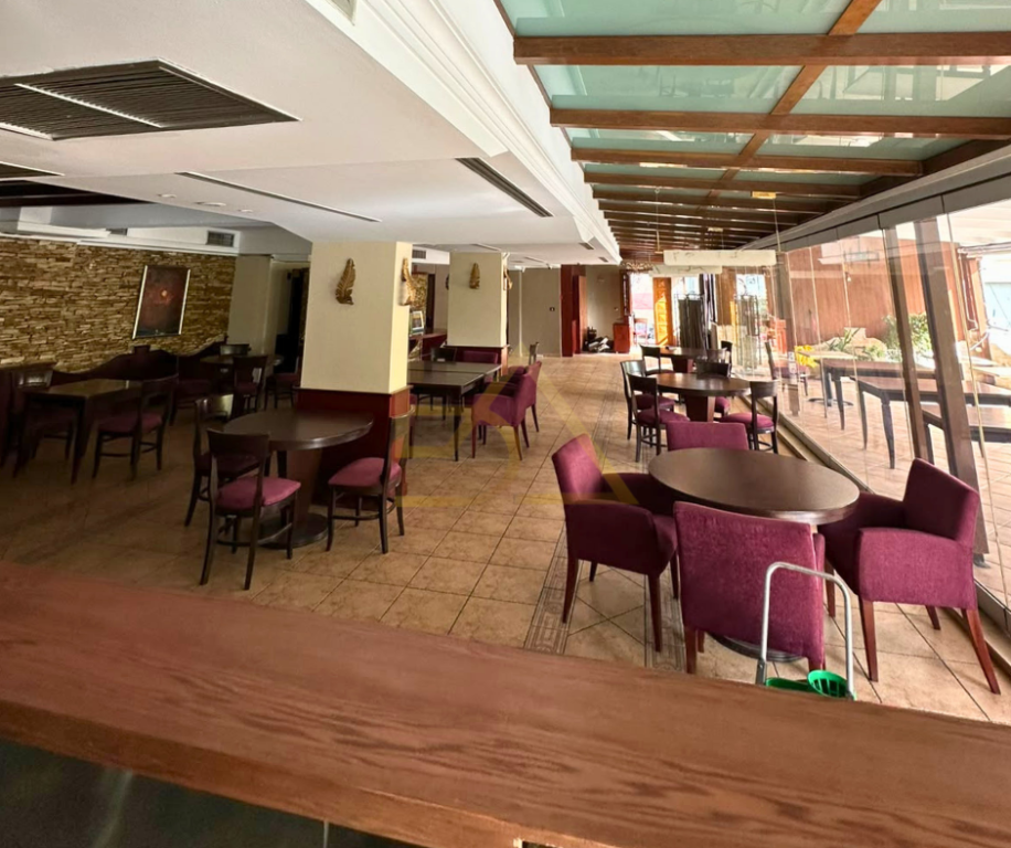 JEPET ME QIRA LOKAL – BRRYL, TIRANË