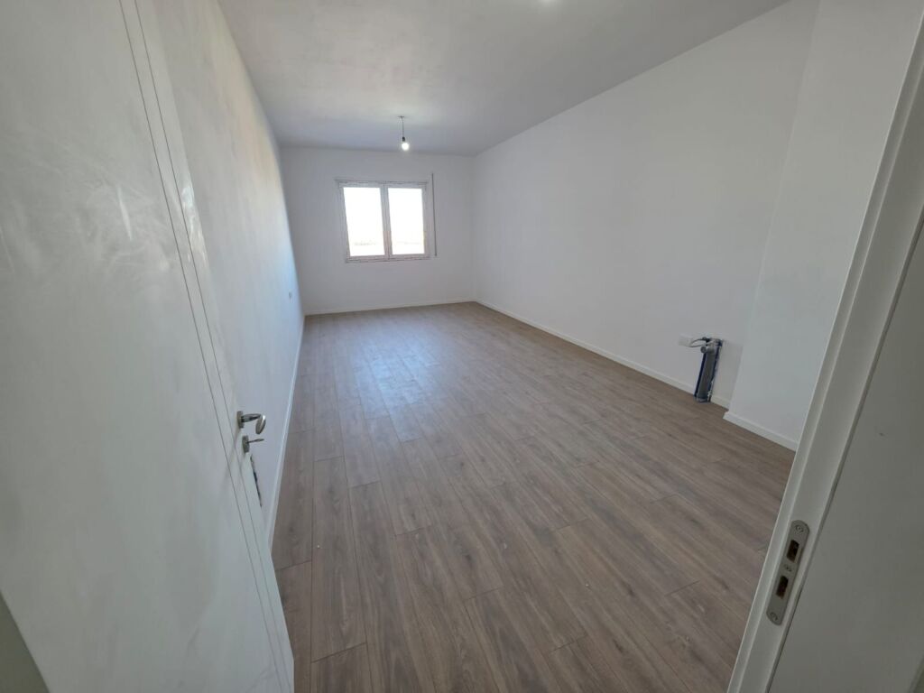 shitet 1+1 ne kamez kati 3 pallati ri me certefikate pronesie 78 m2 bruto 67 m2 neto cmimi 72.000 euro.Shitet me leke cash me kredi