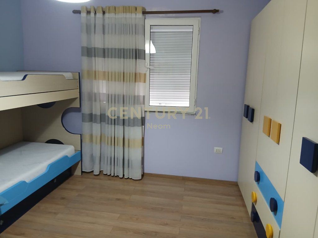 Shtepi 2 kateshe me qira + parkim, ne Institut