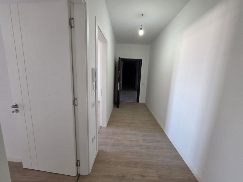 shitet 1+1 ne kamez kati 3 pallati ri me certefikate pronesie 78 m2 bruto 67 m2 neto cmimi 72.000 euro.Shitet me leke cash me kredi