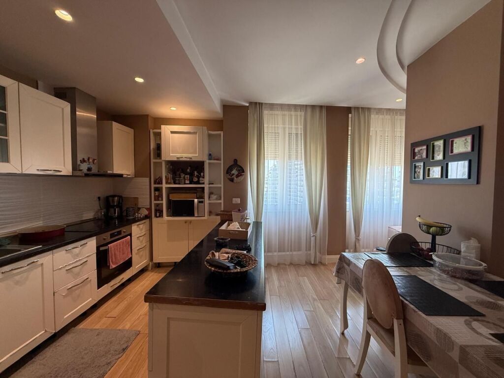 Shitet apartament 3+1+2+verande+garazhd tek Kodra e Diellit , prane Fondacionit Eleonor .
