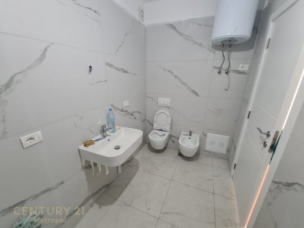 APARTAMENT 2+1 TEK SHKOLLA E KUQE!