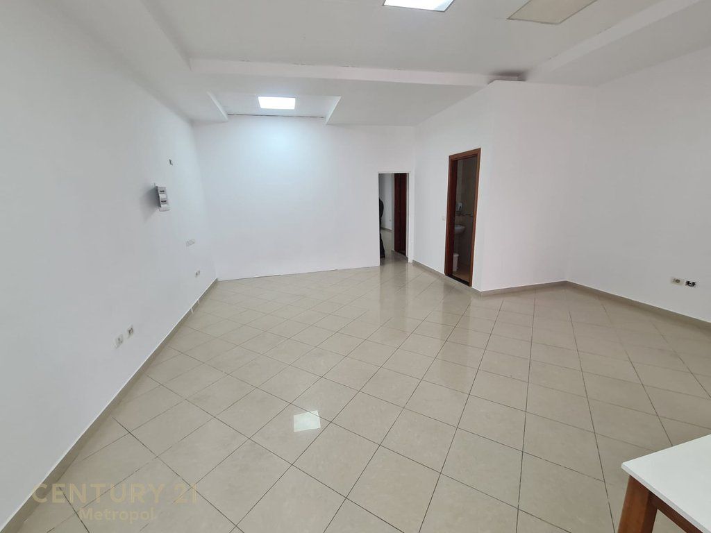 ZYRE 140M2 TEK RRUGA E KAVAJES!