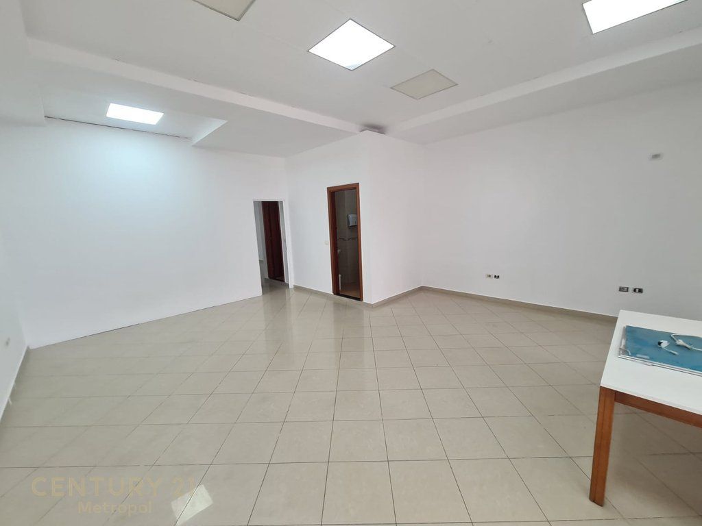 ZYRE 140M2 TEK RRUGA E KAVAJES!