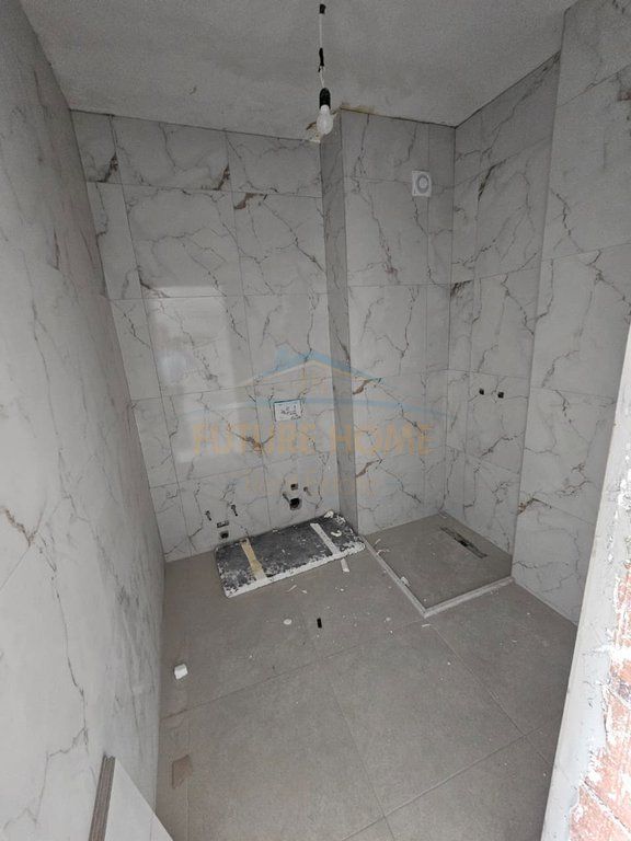 Shitet, Apartament 2+1+2, Kompleksi Bengasi , Porcelan, Tiranë