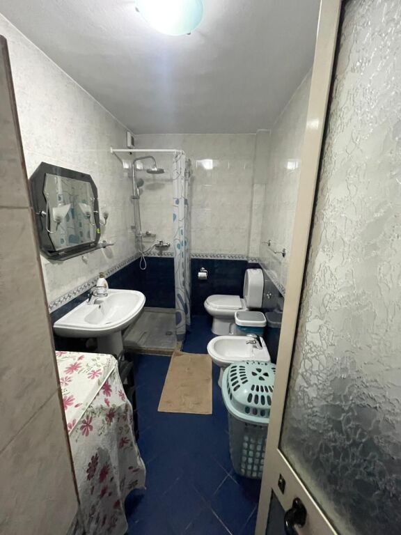 Stadiumi Dinamo, jepet me qera apartament 2+1.