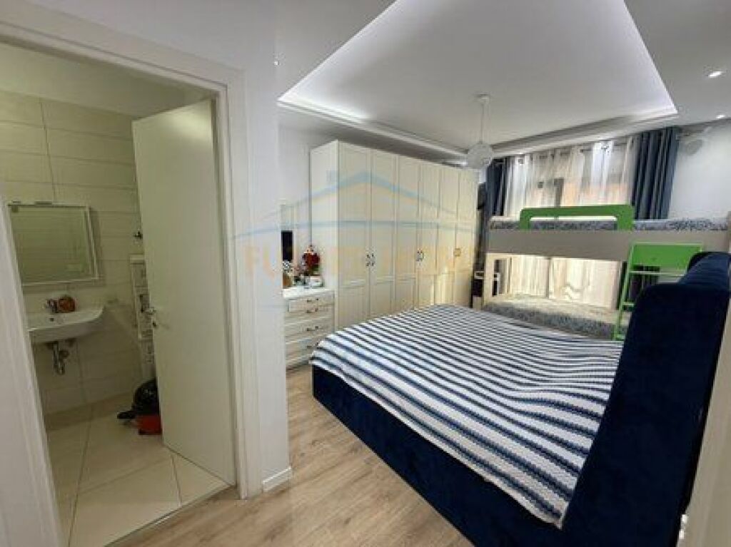 Shitet 2+1+2 Kompleksi Green City , Tirane